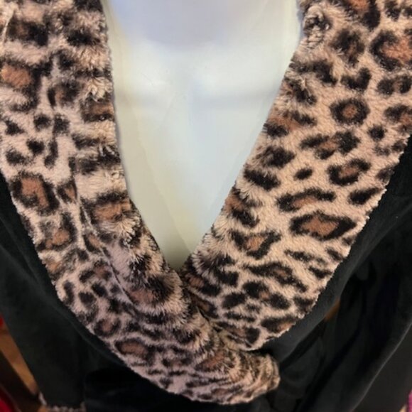 BETSEY JOHNSON Intimates Women's Animal Print Robe - Picture 7 of 7